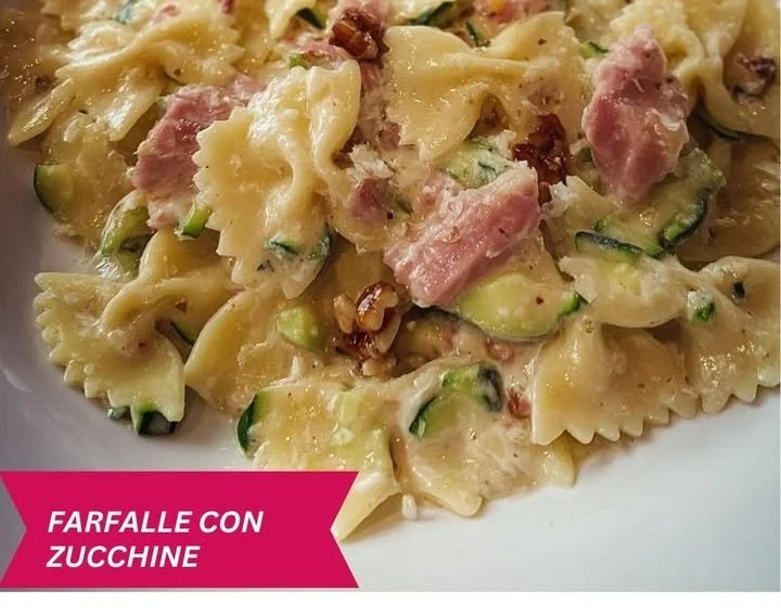 Farfalle con zucchine, prosciutto cotto, Philadelphia e noci in un piatto colorato