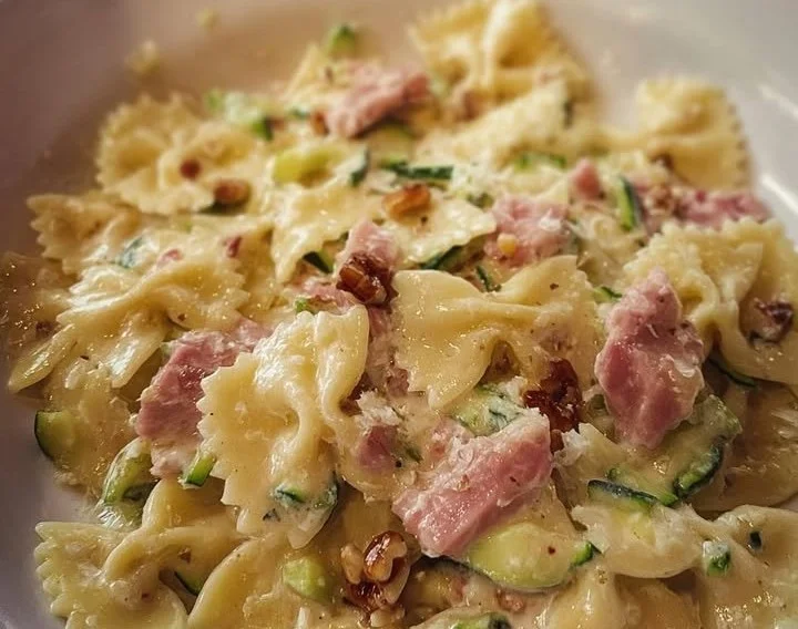 Farfalle con zucchine, prosciutto cotto, Philadelphia e noci