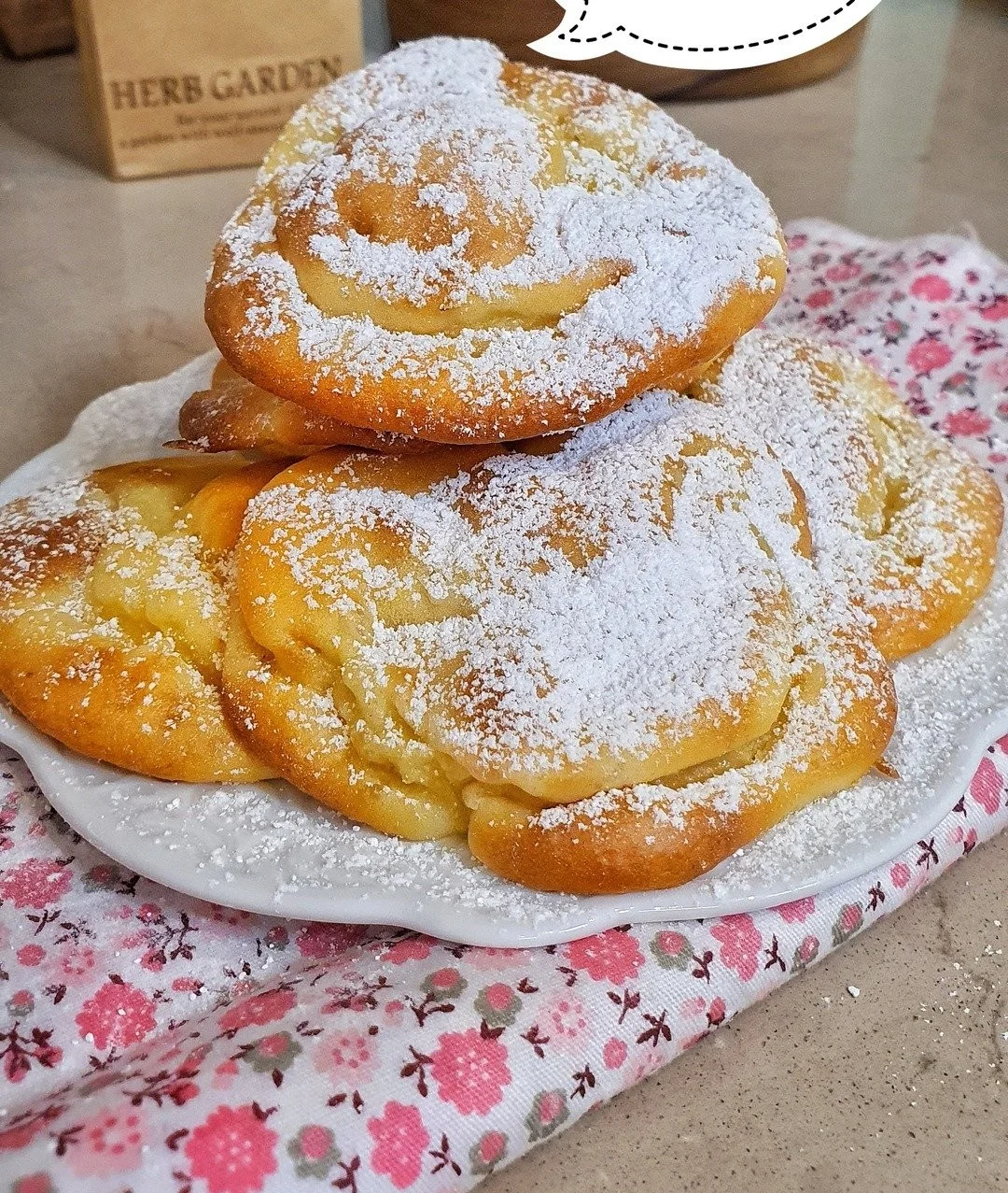 Frittelle di Mele al Forno servite su un piatto con zucchero a velo.