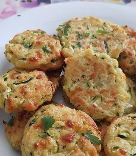Frittelline di zucchine, patate e mozzarella servite in un piatto