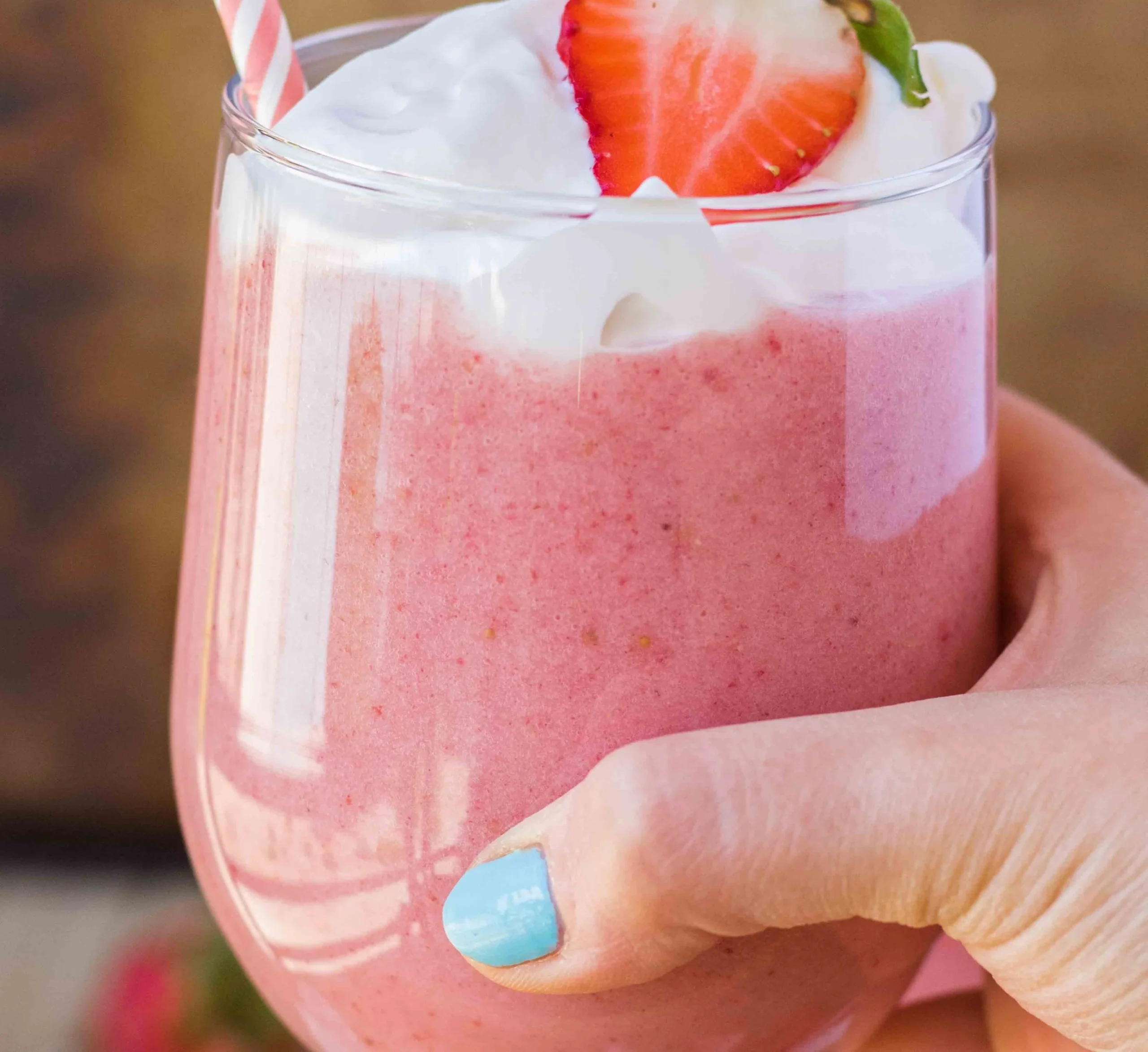 Frullato di yogurt alla fragola e banana servito in un bicchiere