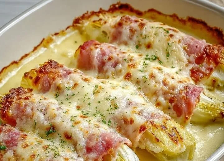 Indivia al Prosciutto gratinata servita in un piatto elegante.