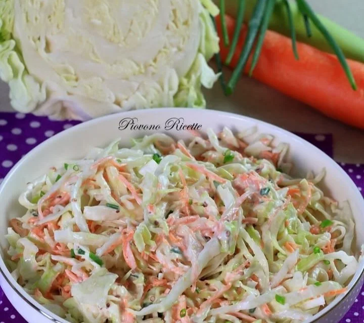 Insalata di cavolo fresca con ingredienti salutari
