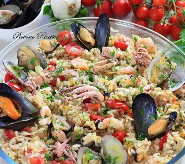 Insalata di riso alla pescatora con frutti di mare freschi e verdure colorate