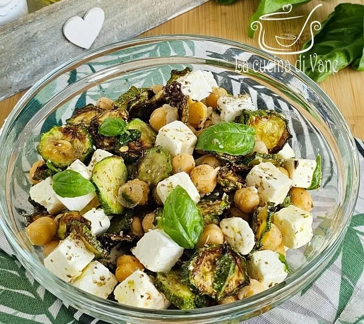 Insalata di zucchine e feta fresca con ingredienti colorati