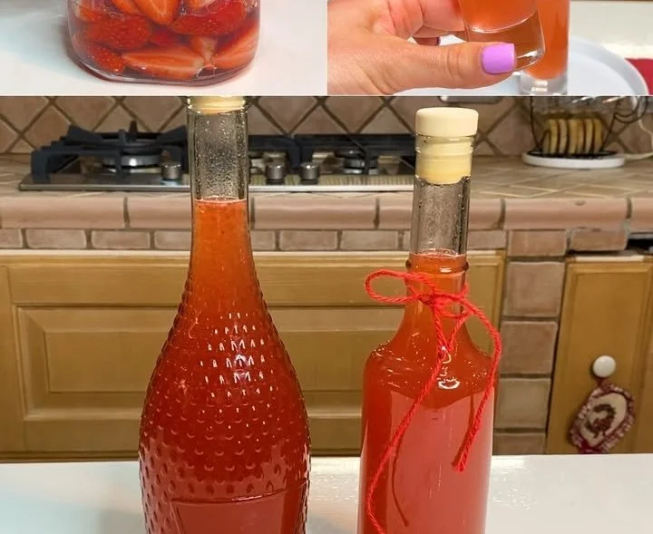 Bottiglia di liquore alle fragole artigianale con fragole fresche.