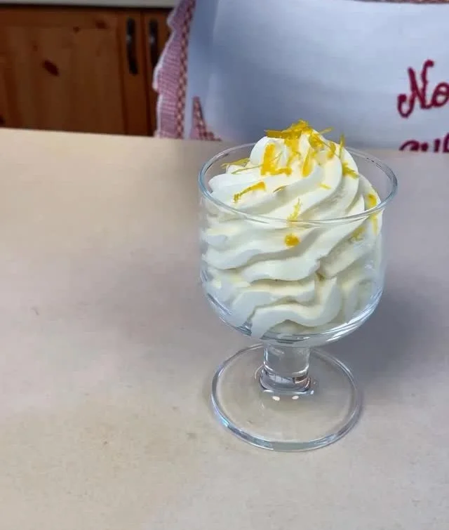 Mousse al limone fresca e cremosa servita in una ciotola.