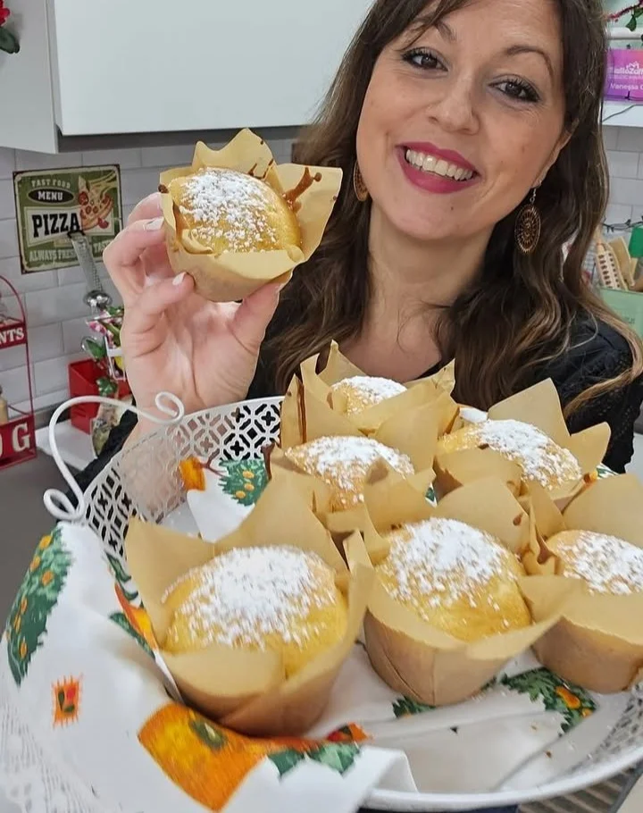 Muffin allo yogurt e arancia decorati con scorzette d'arancia.