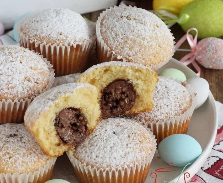 Muffin di Pasqua decorati con cioccolato e zuccherini colorati