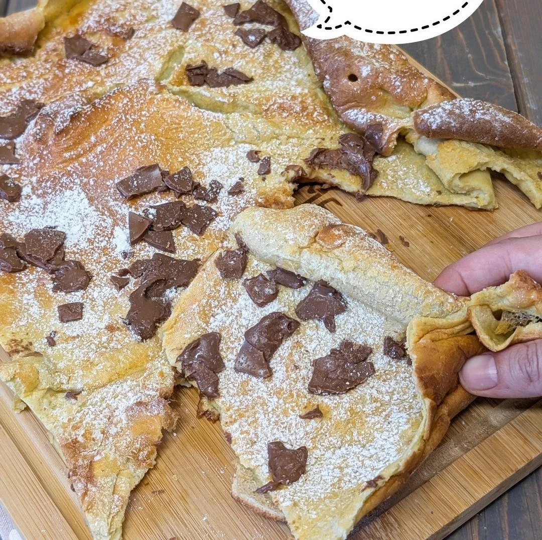 Pancake al Forno dorati e soffici serviti con frutta fresca