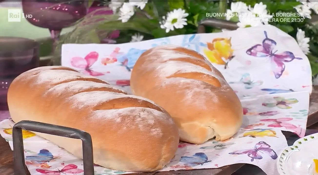 Pane della Mezz'ora appena sfornato su un tavolo di legno