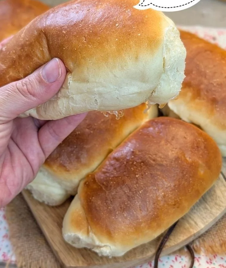 Panini all'olio sofficissimi pronti da gustare con ingredienti freschi
