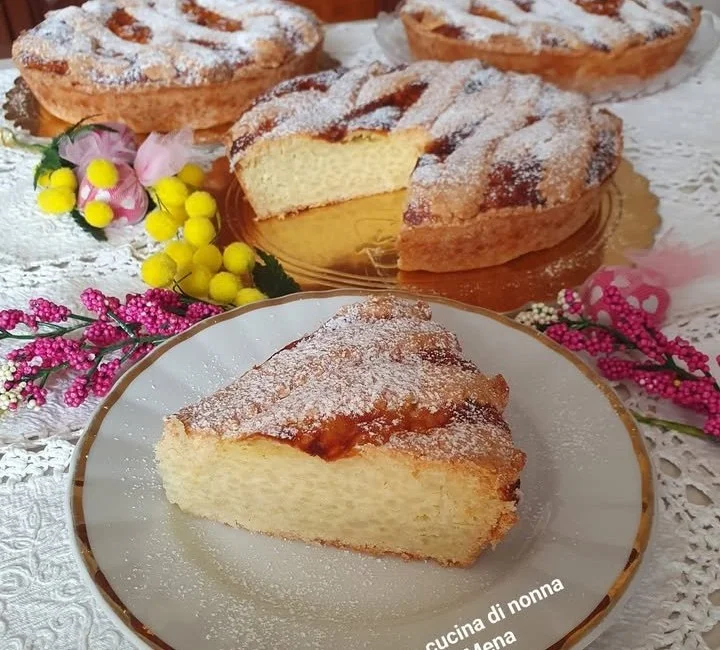 Fetta di Pastiera di Riso, dolce tradizionale italiano con riso e ingredienti freschi.