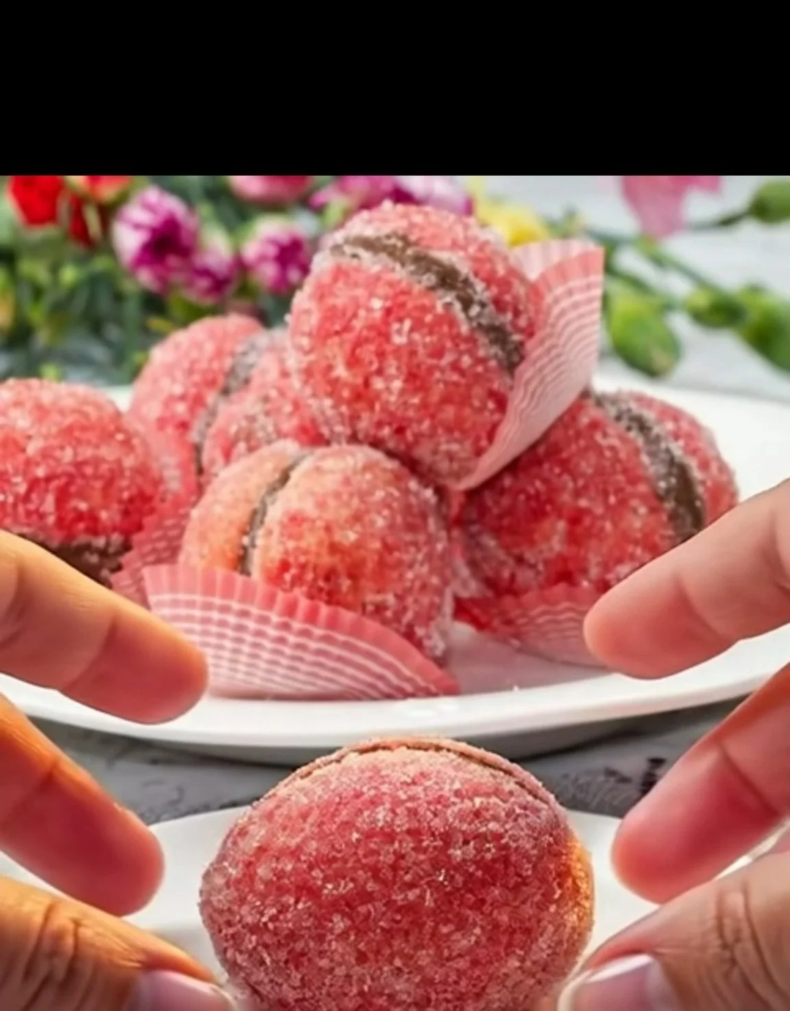 Dolci pesche dolci romagnole su un piatto decorato