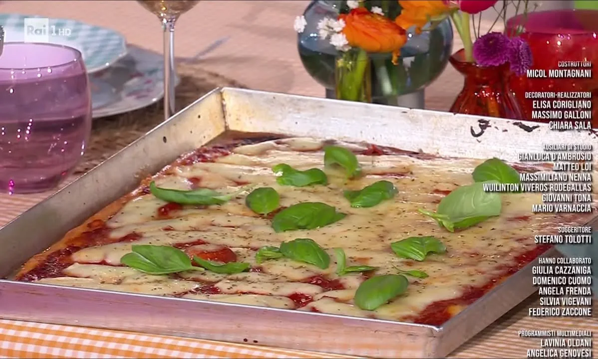 Pizza senza lievito appena sfornata con ingredienti freschi