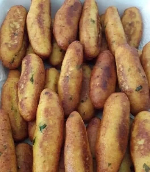 Polpette di patate dorate e gustose, pronte per essere servite.