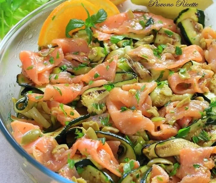 Salmone marinato con zucchine, un piatto fresco e delizioso