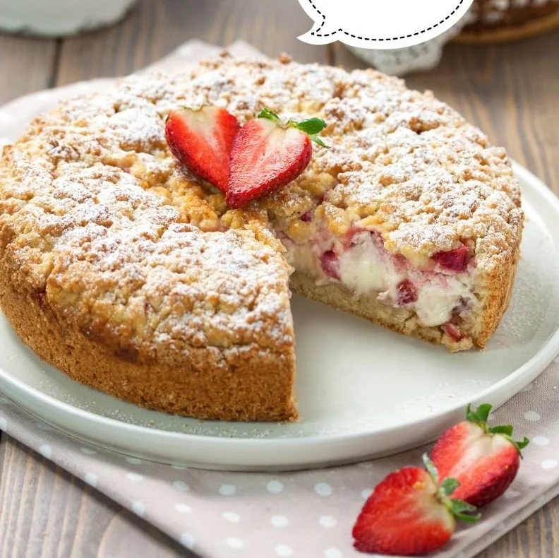 Sbriciolata alle Fragole e Mascarpone servita su un piatto decorato