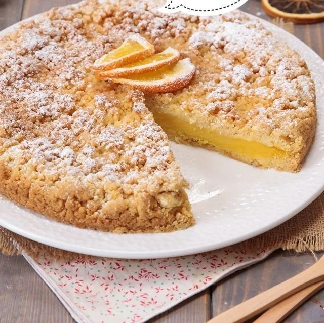 Sbriciolata con crema all'arancia su un piatto decorato