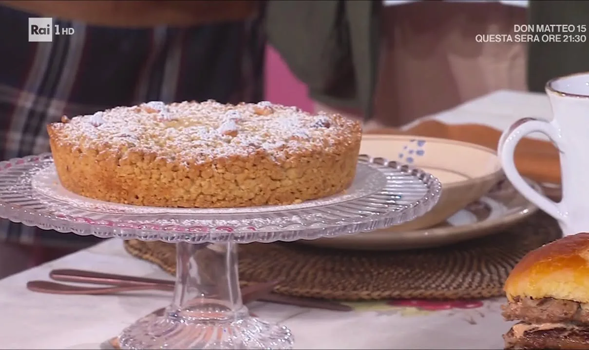 Sbrisolona alle pere, dolce tradizionale italiano con frutta e bricioline croccanti.