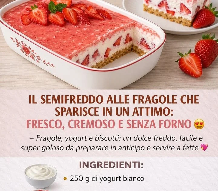 Un semifreddo alle fragole guarnito con fette di fragola fresca.