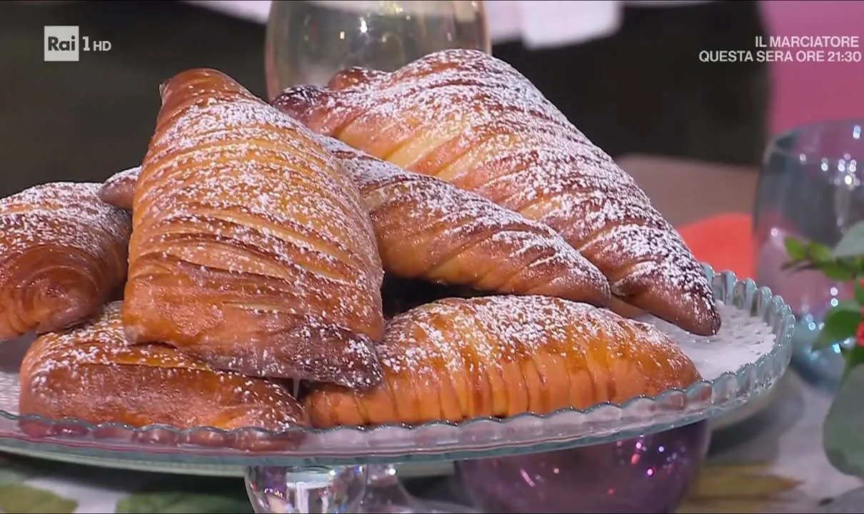Sfogliatelle facili pronte per essere gustate, dolci tradizionali italiani.
