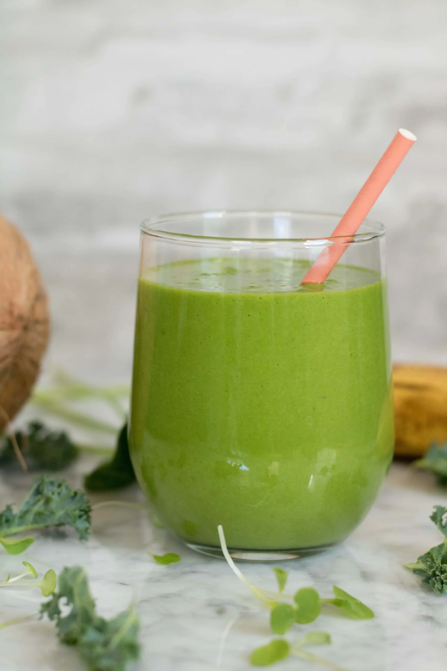 Smoothie di spinaci e cavolo verde fresco in un bicchiere