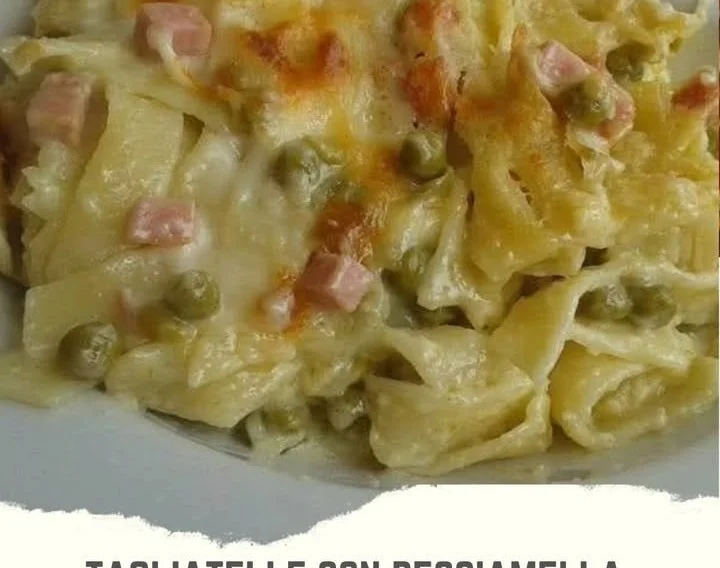 Tagliatelle con Besciamella, Mozzarella e Prosciutto in un piatto gourmet