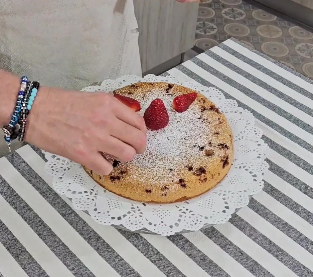 Torta alle fragole cotta in padella, dolce fresco e gustoso con fragole