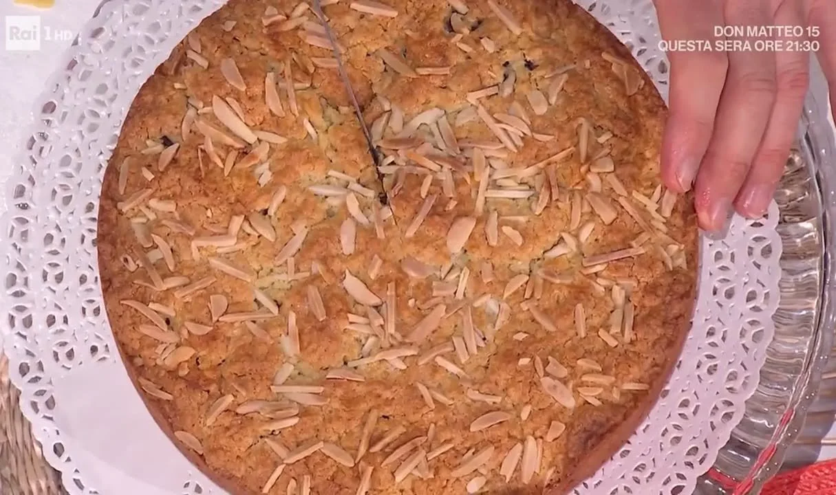 Fetta di Torta Bomportese con decorazioni fresche e invitanti