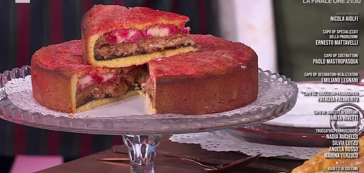 Torta del Vescovo, dolce tradizionale italiano con frutta secca e aromi.