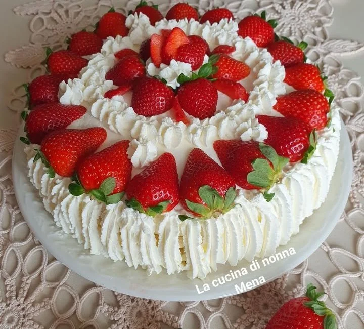 Fetta di Torta di Fragole e Mascarpone su piatto decorato