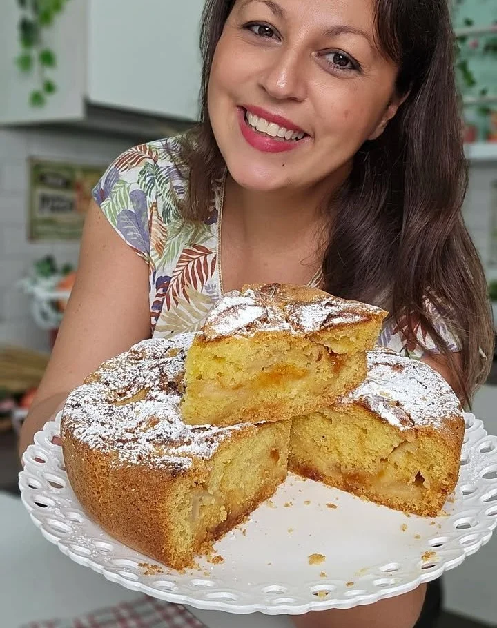 Fetta di torta di mele e marmellata su un piatto decorativo
