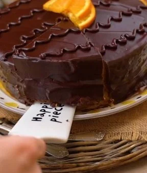 Fetta di torta colorata decorata per una festa