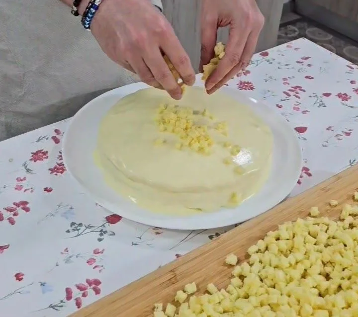 Torta Mimosa decorata con fragole fresche e crema di biscotti.