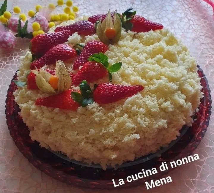 Torta Mimosa al Limoncello decorata con crema pasticcera e fragole fresche