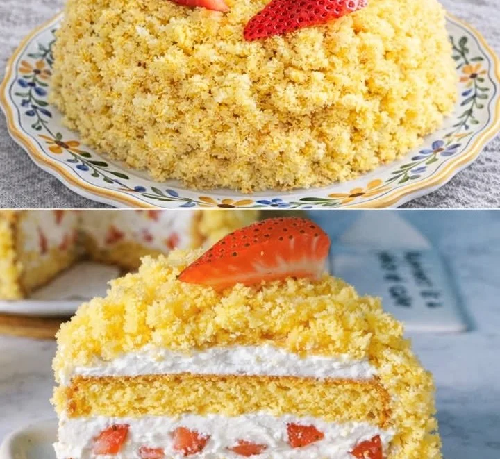 Torta Mimosa con Fragole decorata con panna e pezzetti di fragola
