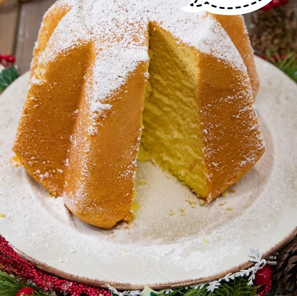 Deliziosa Torta Pandoro natalizia decorata con zucchero a velo.