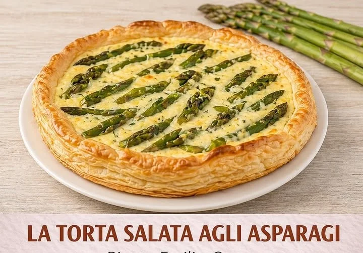 Fetta di torta salata agli asparagi servita su un piatto