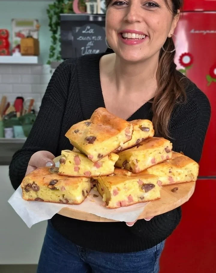 Torta Salata allo Yogurt servita su un piatto con decorazioni