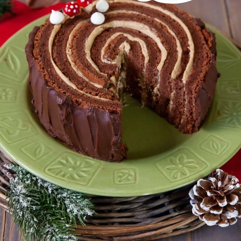 Torta Tronco di Natale con crema al mascarpone e caffè decorata per le feste.