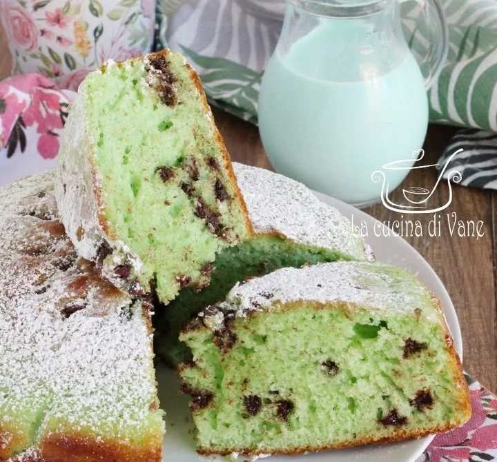 Torta yogurt menta e cioccolato decorata con menta fresca