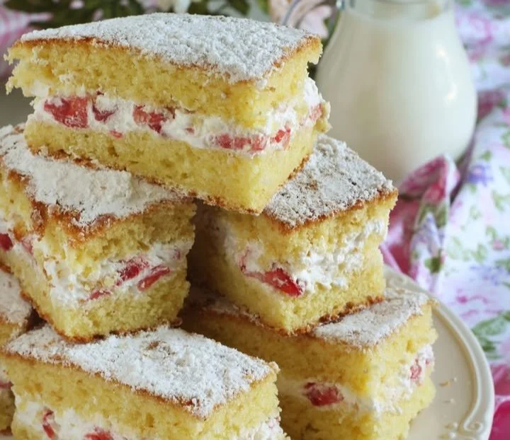 Tortine Paradiso con panna e fragole in un piatto decorativo