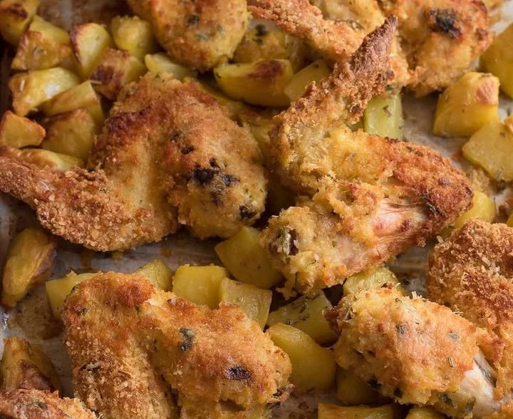 Ali di pollo fritte leggere dorate e croccanti pronte da gustare.