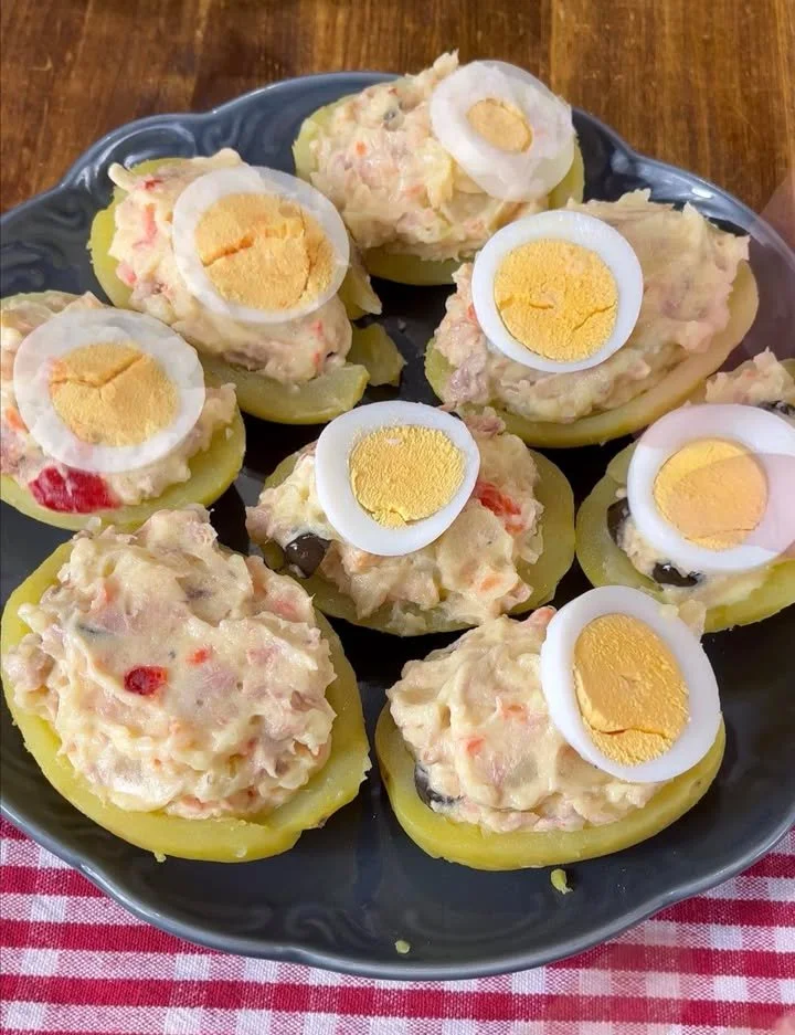 Barchette di patate tonnate pronte da servire, un antipasto delizioso e creativo.