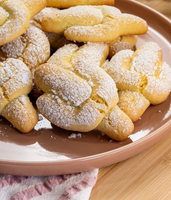 Deliziosi biscotti di Pasqua con mandorle e zucchero a velo