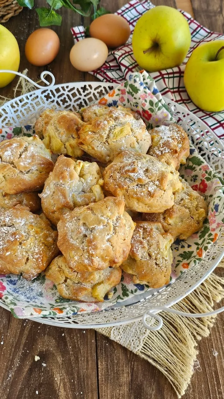 Biscotti morbidi alle mele appena sfornati con una consistenza delicata