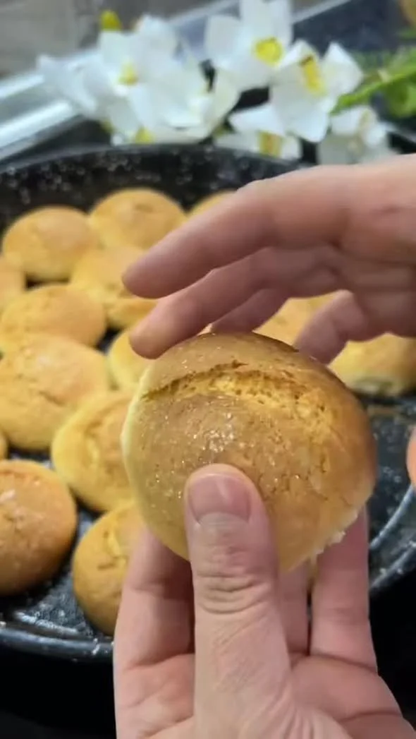 Biscotti morbidi appena sfornati per una colazione deliziosa
