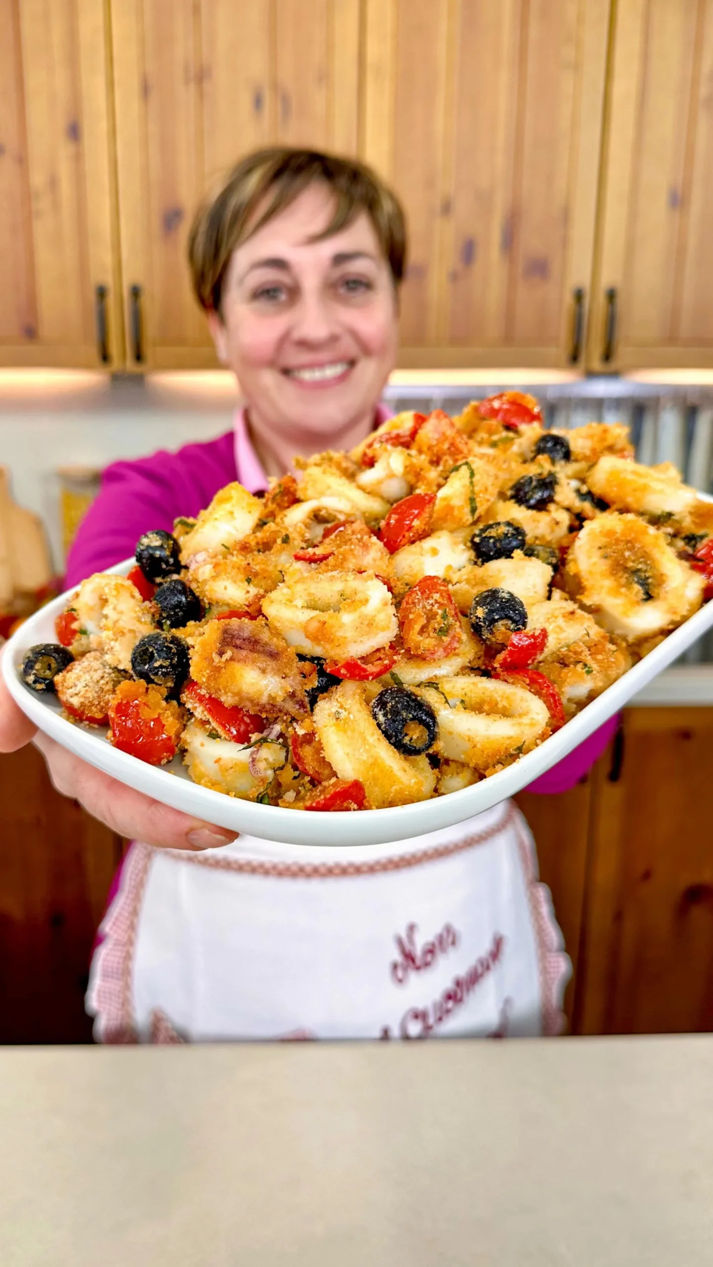 Calamari Gratinati Pomodorini e Olive serviti in un piatto elegante