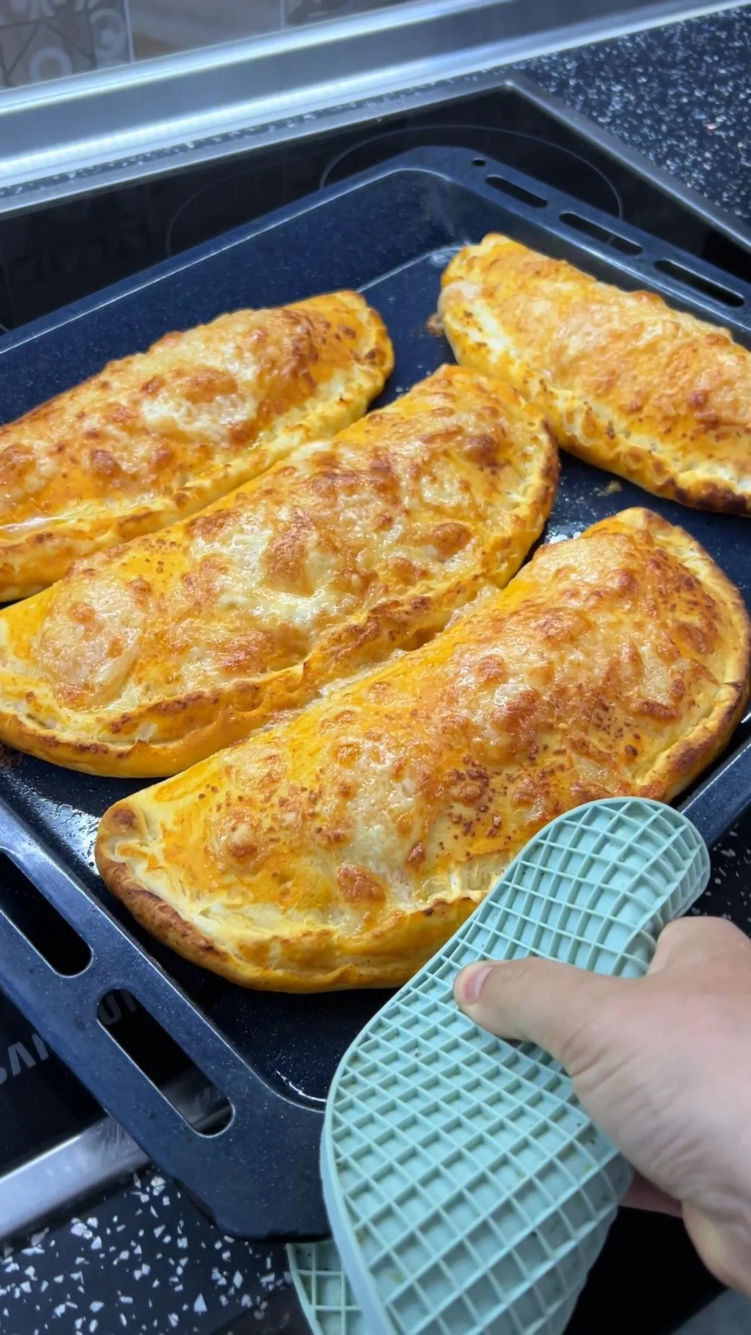Calzone farcito appena sfornato